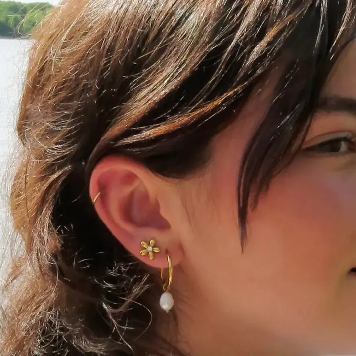 SUNNY SUNDAY DAISY STUD EARRINGS - GOLD