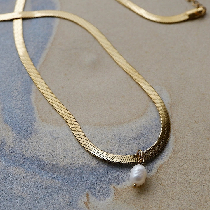 JACQUELINE PEARL SNAKE NECKLACE - GOLD