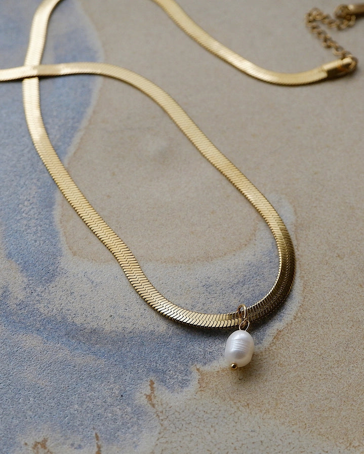 JACQUELINE PEARL SNAKE NECKLACE - GOLD