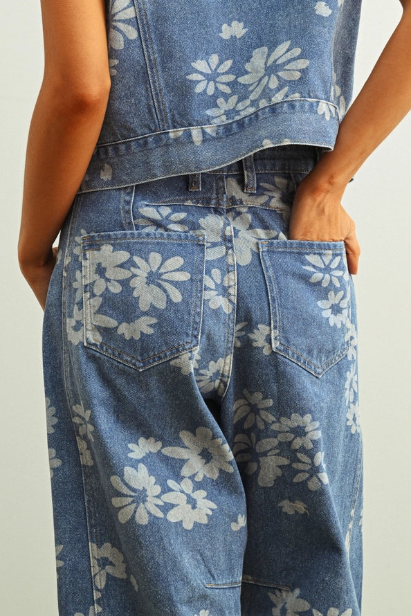 DAISY FLORAL PRINTED BARREL JEANS - MEDIUM WASH