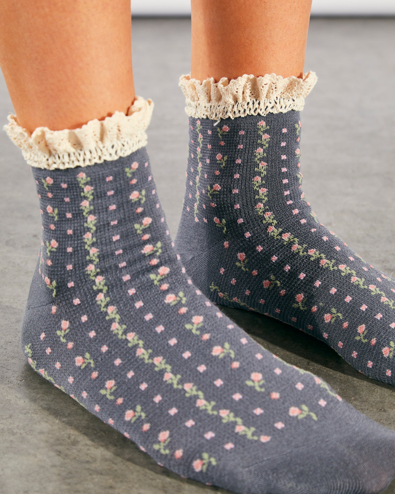 FREE PEOPLE ROSEBUD WAFFLE SOCKS - CHARCOAL