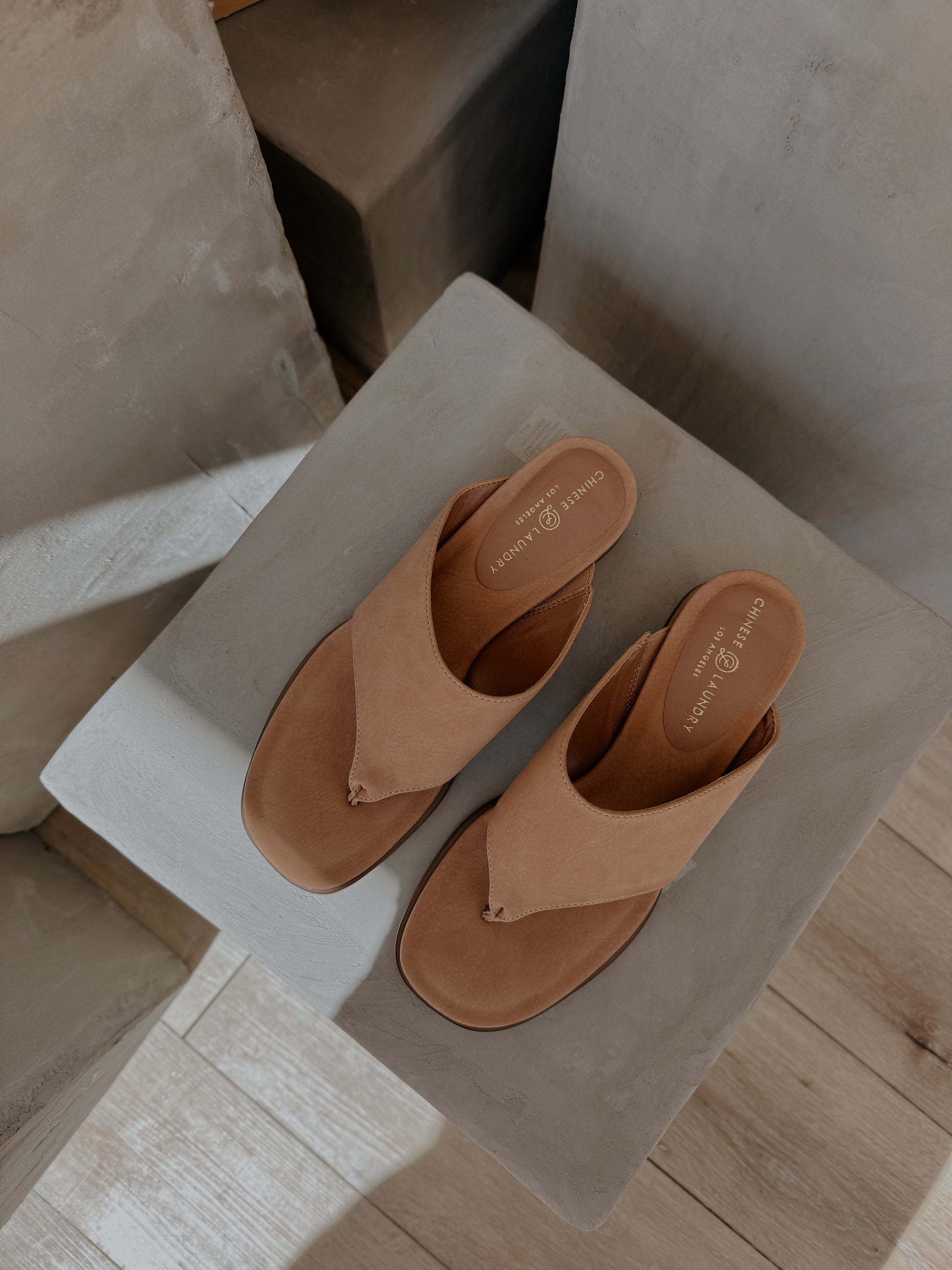 CHINESE LAUNDRY GIANNA TOE SANDAL - NATURAL NUBUCK