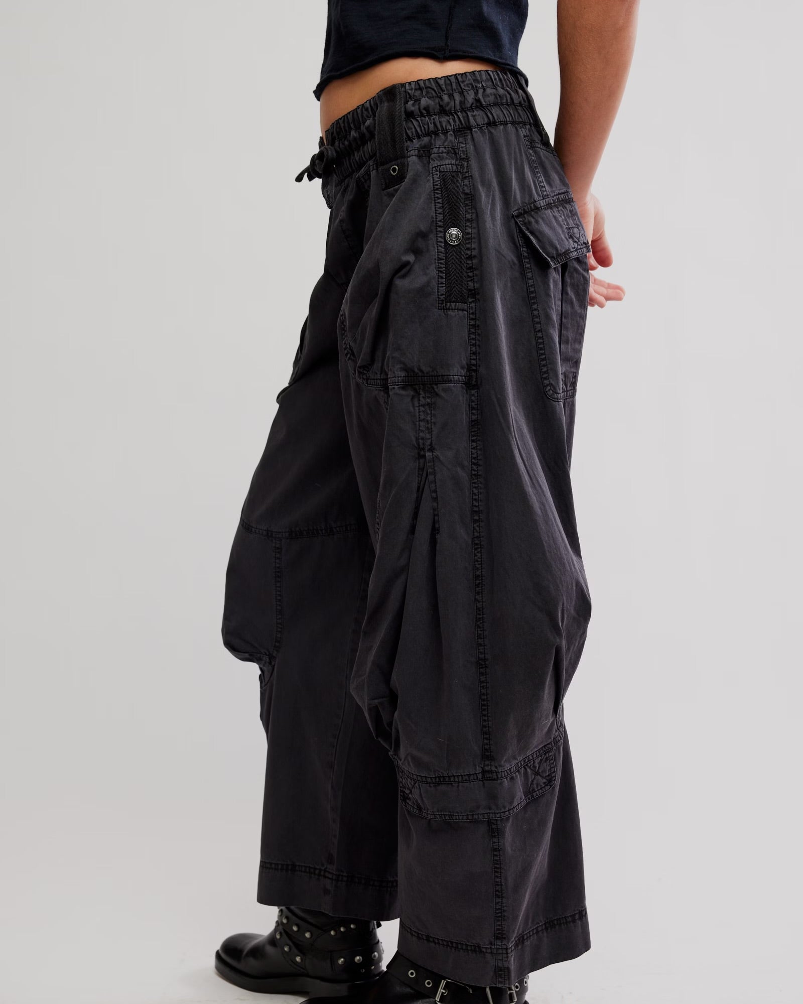 FREE PEOPLE ONSET PARACHUTE PANT - BLACK SAND