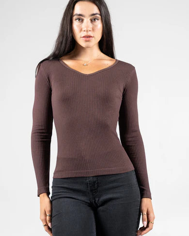 SEAMLESS RIBBED V NECK TOP - BROWN