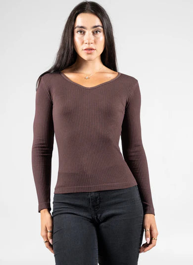 SEAMLESS RIBBED V NECK TOP - BROWN