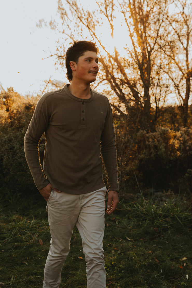 BLUTYRELL LS HENLEY TEE - WALNUT