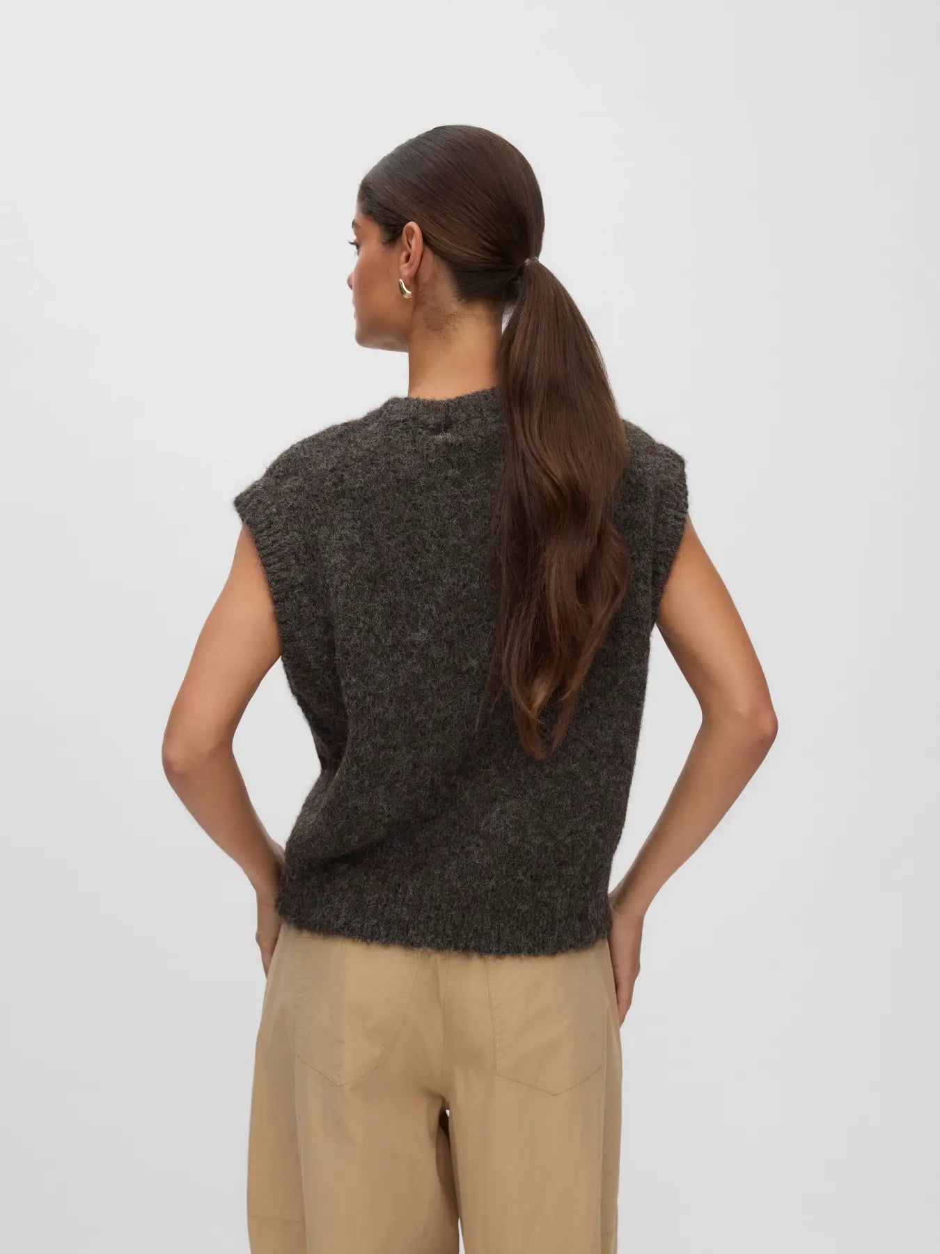 VM ARIANNA O NECK VEST - CHOCOLATE TORTE