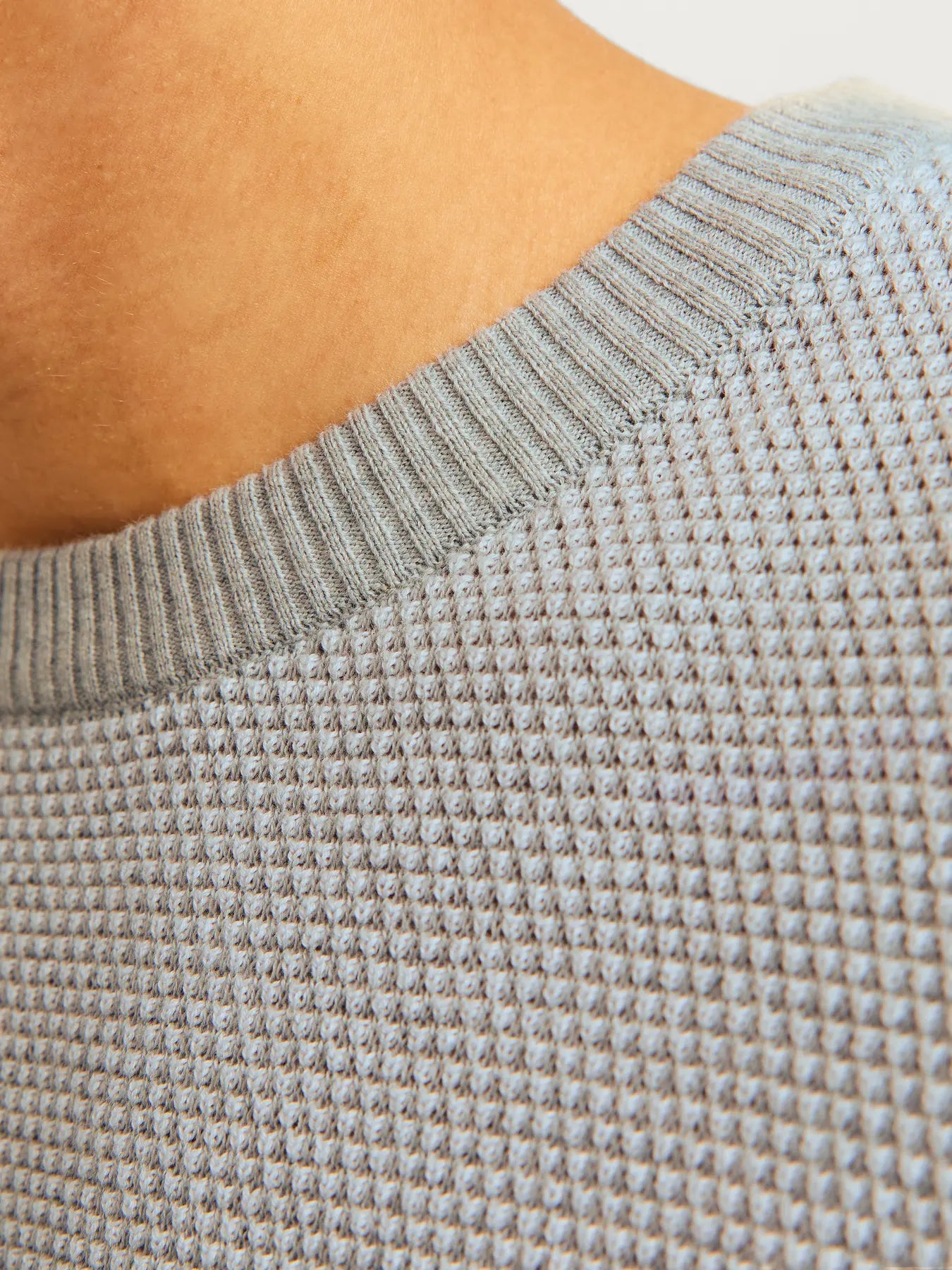 JJ GLOBE KNIT CREW NECK SWEATER - LIGHT GREY MELANGE