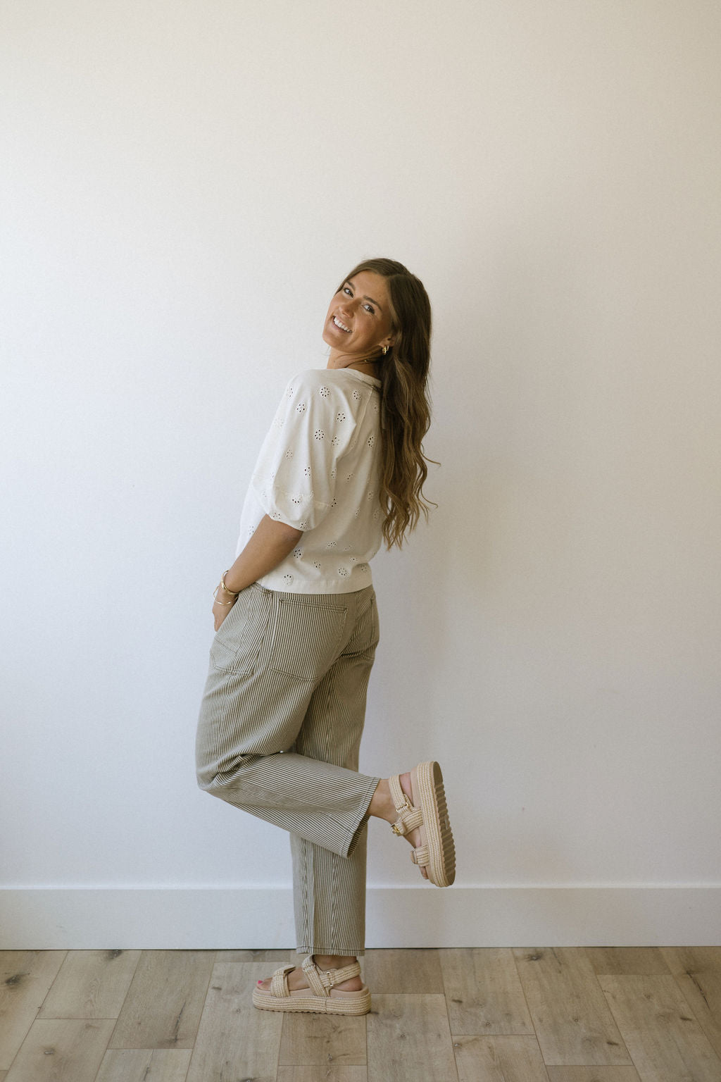 STRIPED PRINTED BARREL JEANS - OLIVE