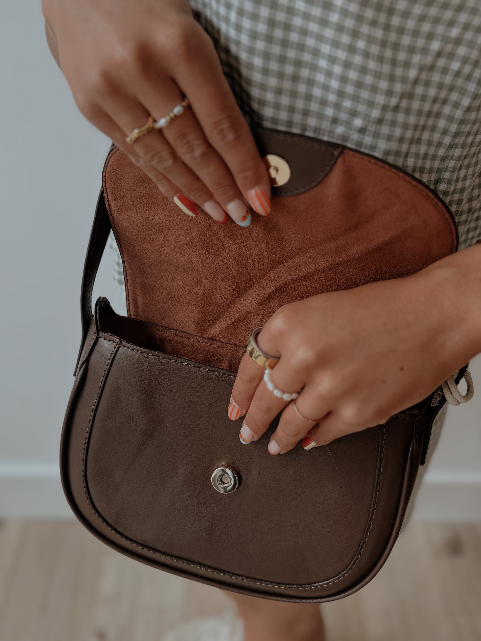 RISA JONES CROSSBODY BAG - BROWN