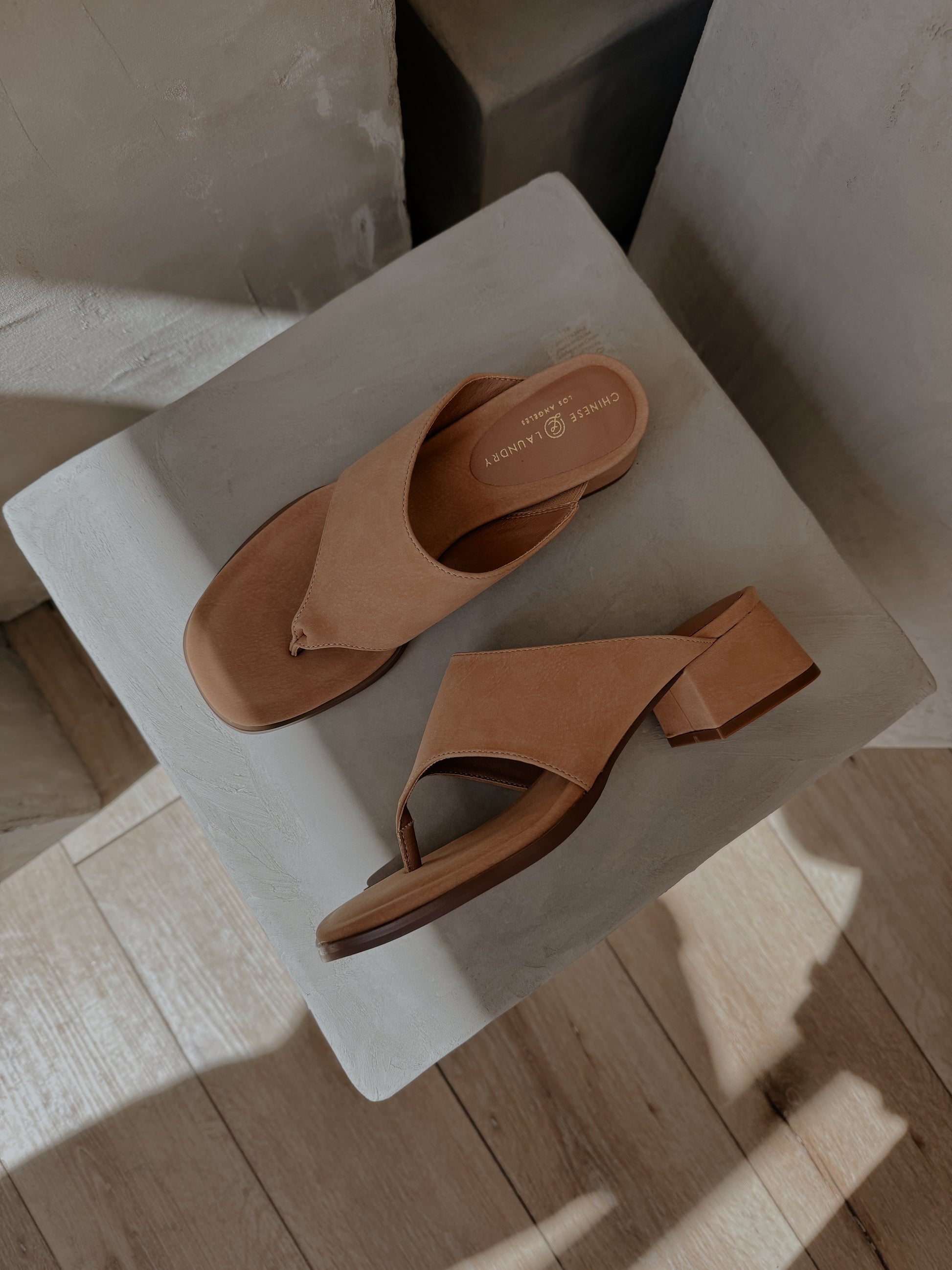 CHINESE LAUNDRY GIANNA TOE SANDAL - NATURAL NUBUCK