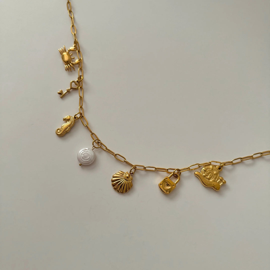 BEACHSIDE CHARM NECKLACE GOLD On Trend