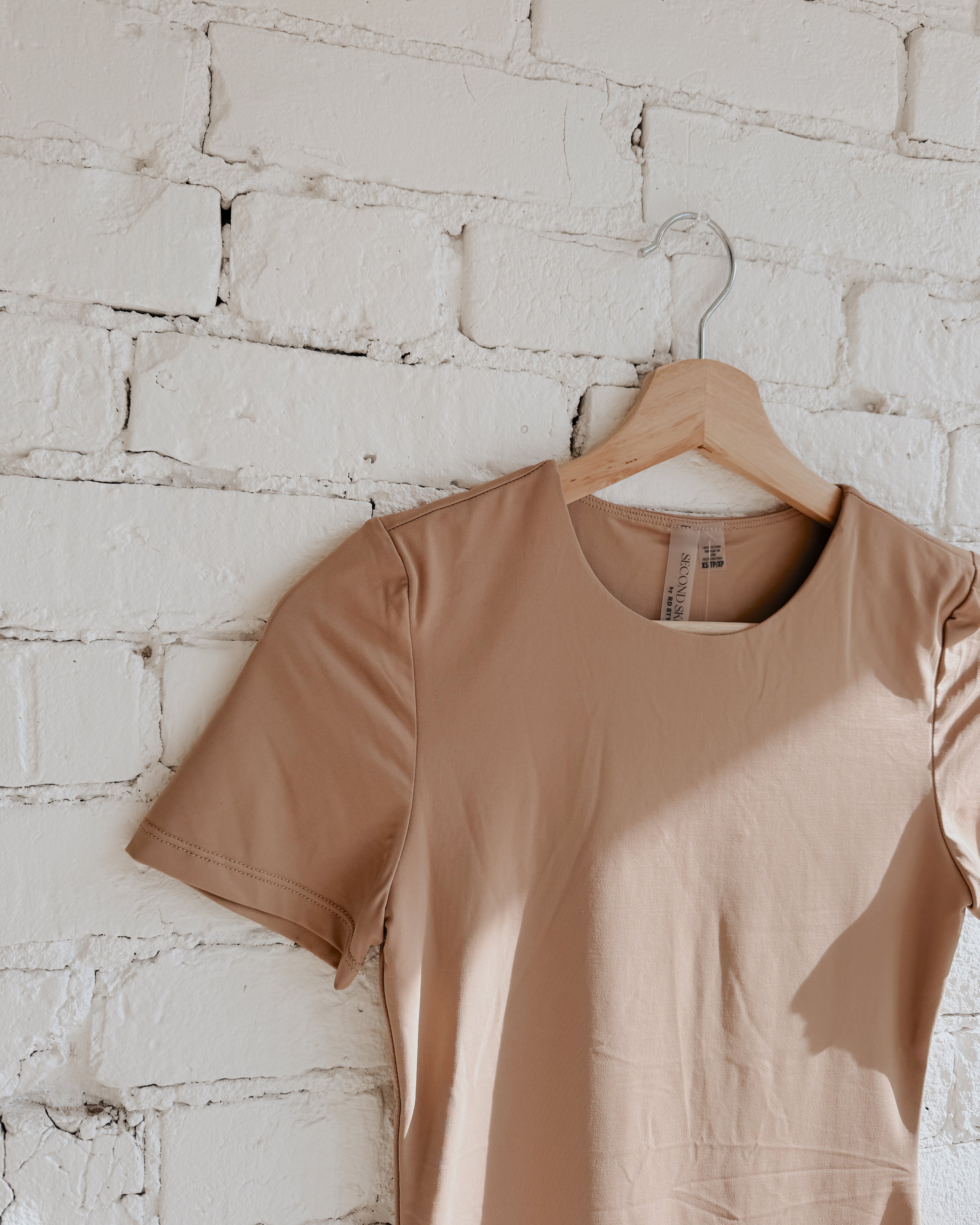 ROXI CREW NECK TEE - ALMOND