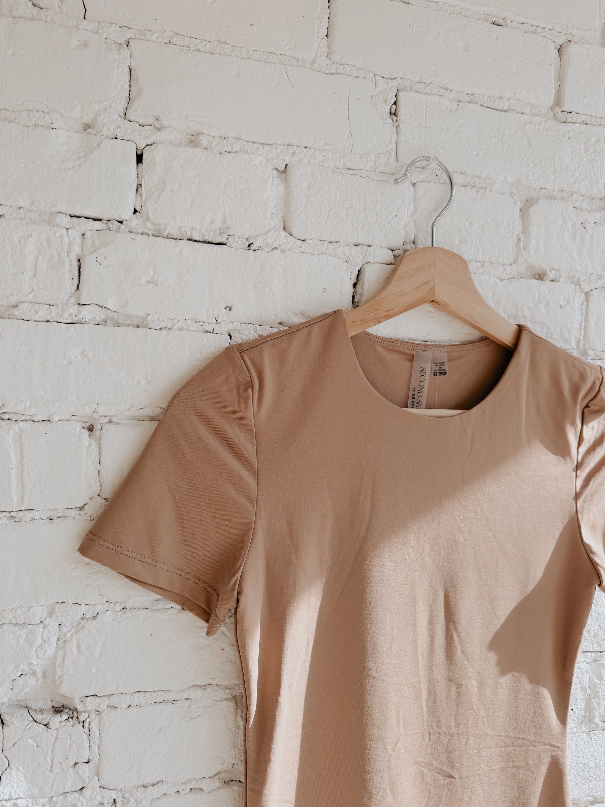 ROXI CREW NECK TEE - ALMOND