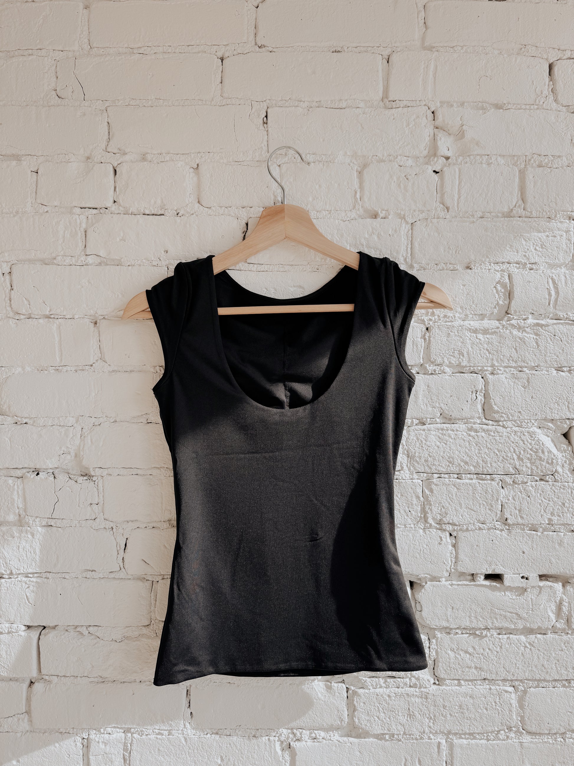 BRIDA LOW BACK TEE - BLACK