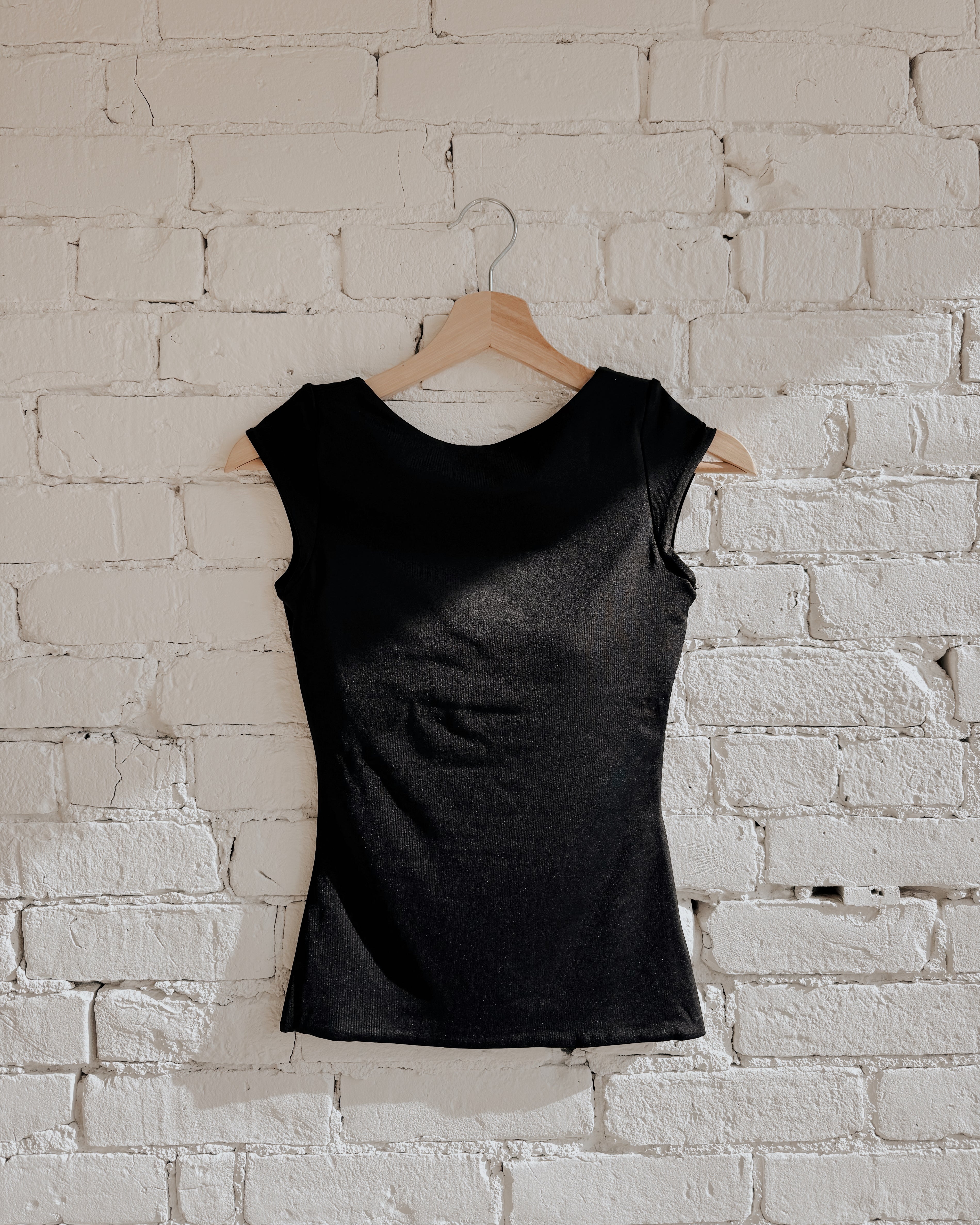 BRIDA LOW BACK TEE - BLACK