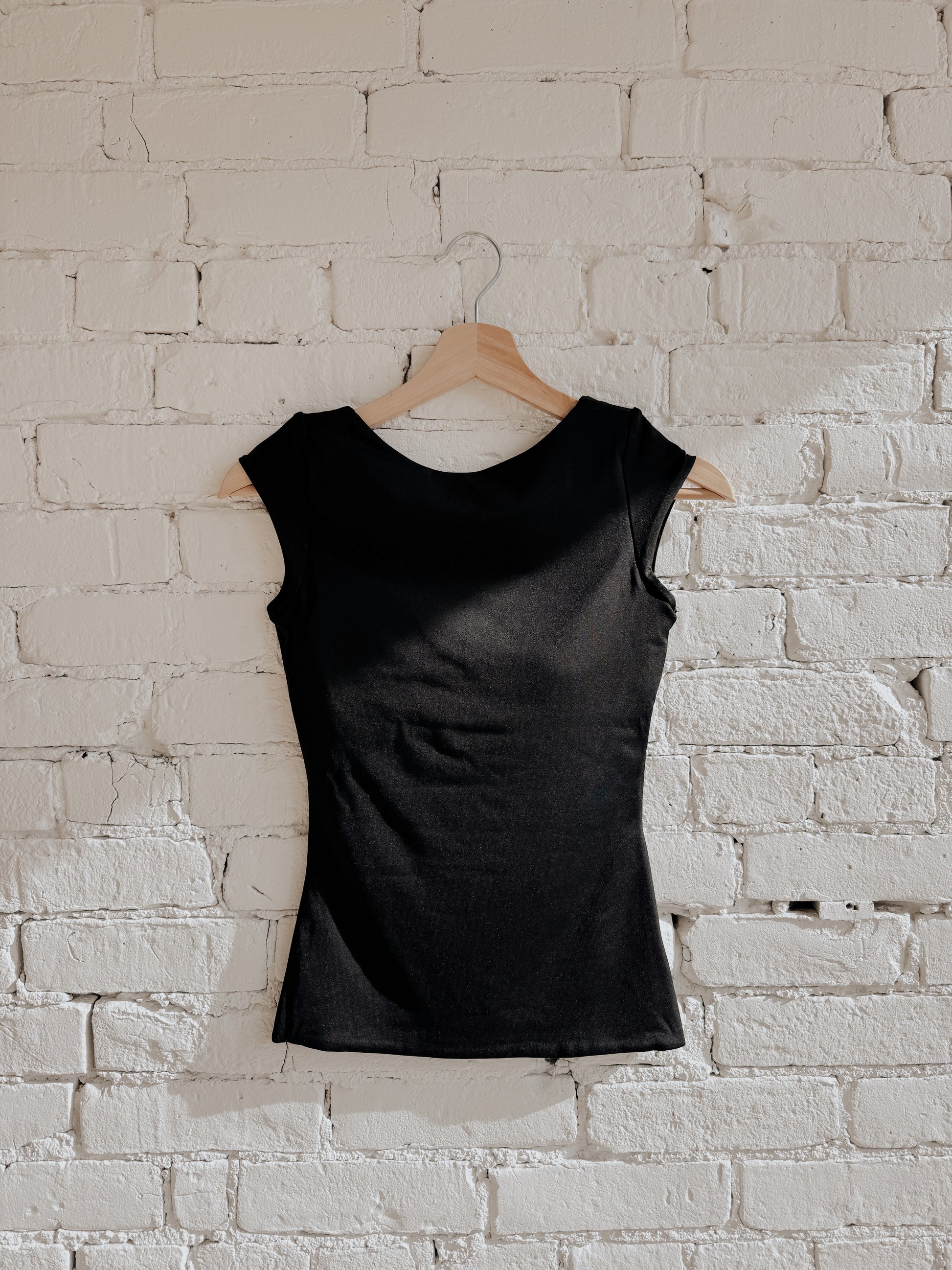 BRIDA LOW BACK TEE - BLACK