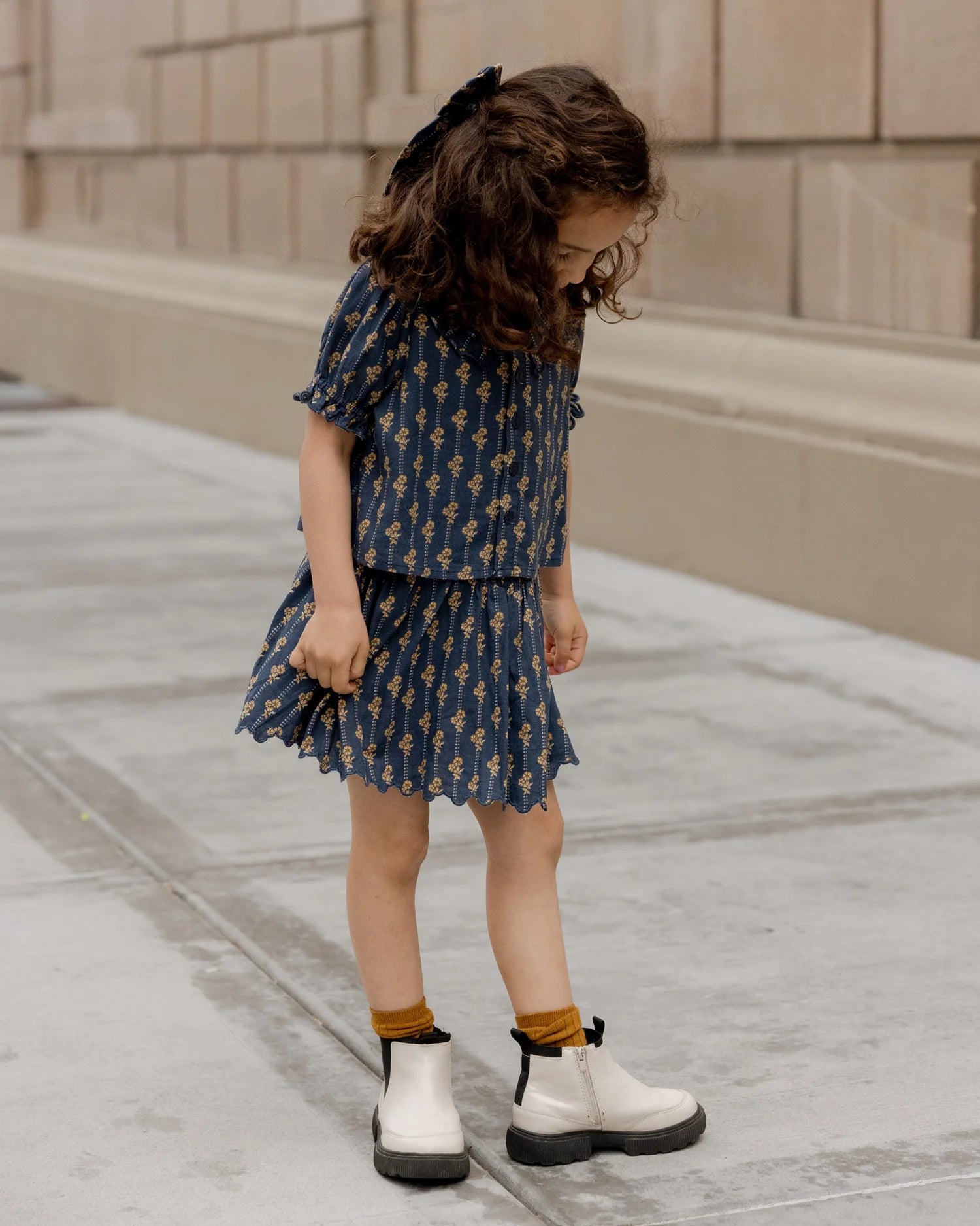 RYLEE + CRU SMOCKED V MINI SKIRT - VINTAGE BLOOM