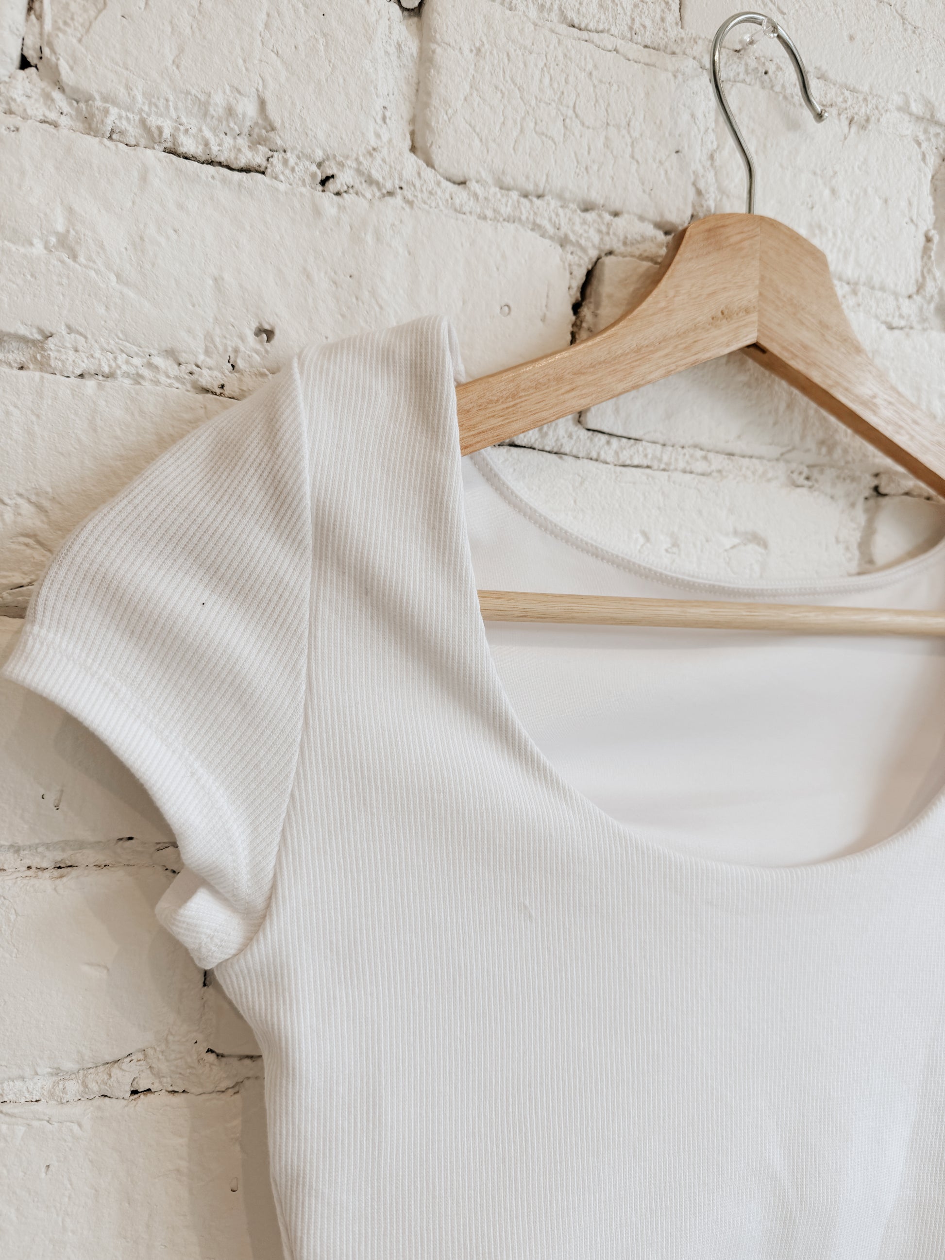 COTTON CORE BRIDA RIBBED LOW BACK TEE - WHITE