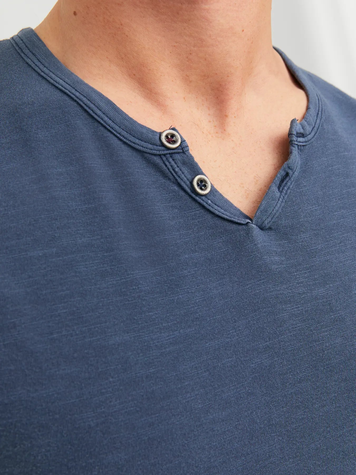 JJ SPLIT NECK TEE - NAVY BLAZER