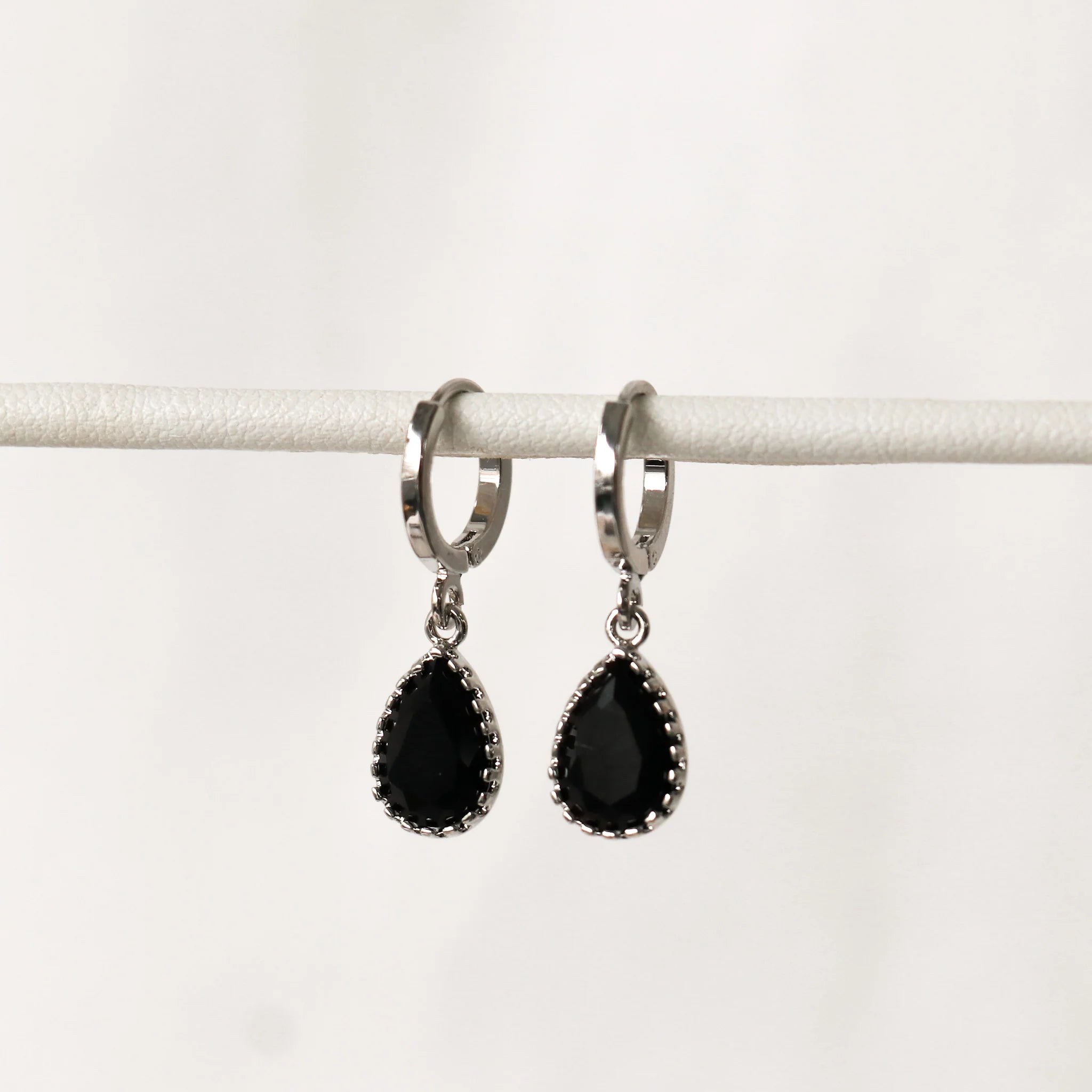 DIPA PENDANT EARRINGS - BLACK