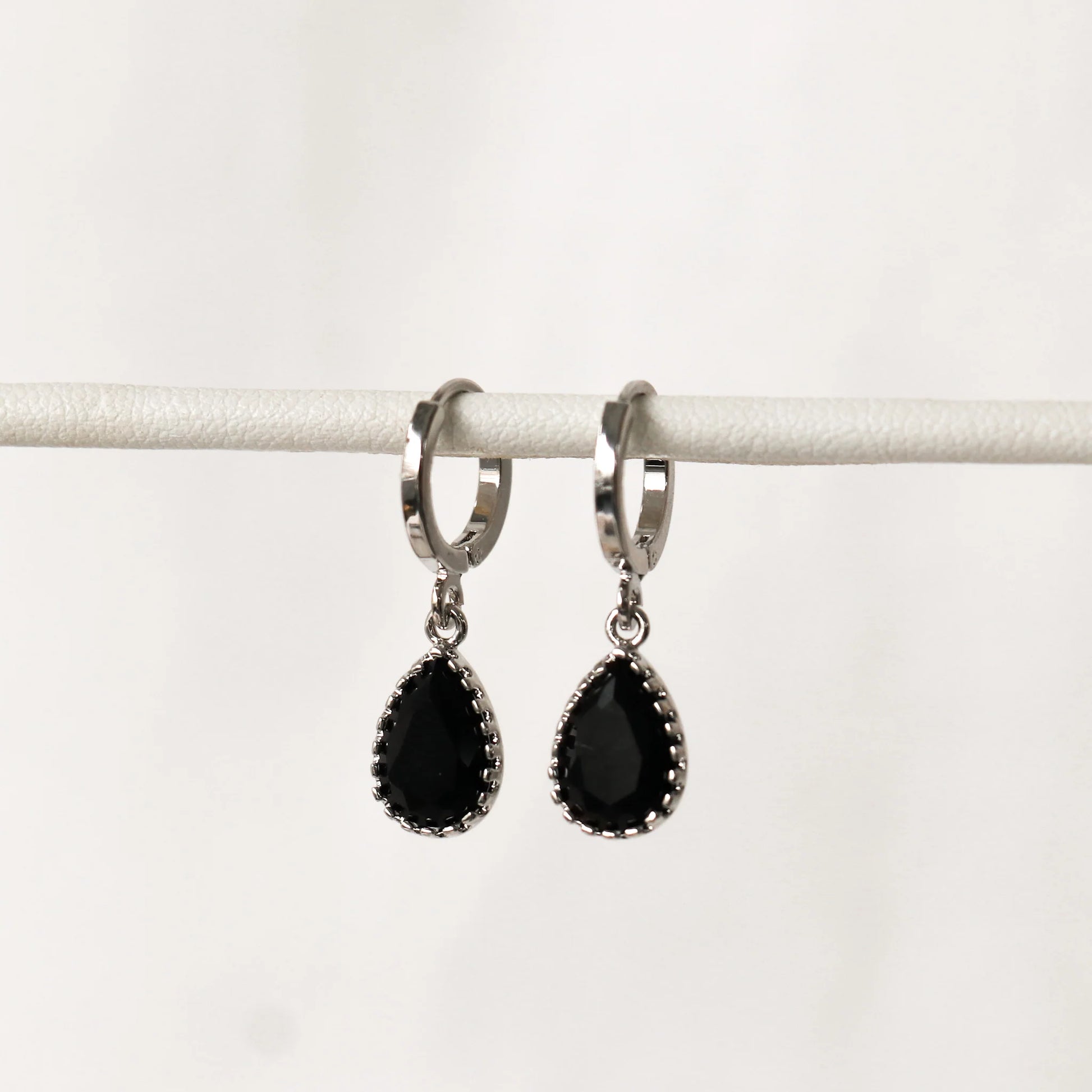 DIPA PENDANT EARRINGS - BLACK