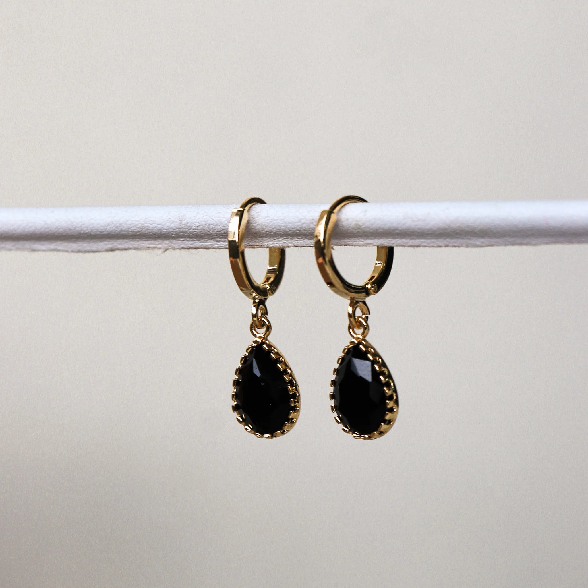 DIPO PENDANT EARRINGS - BLACK