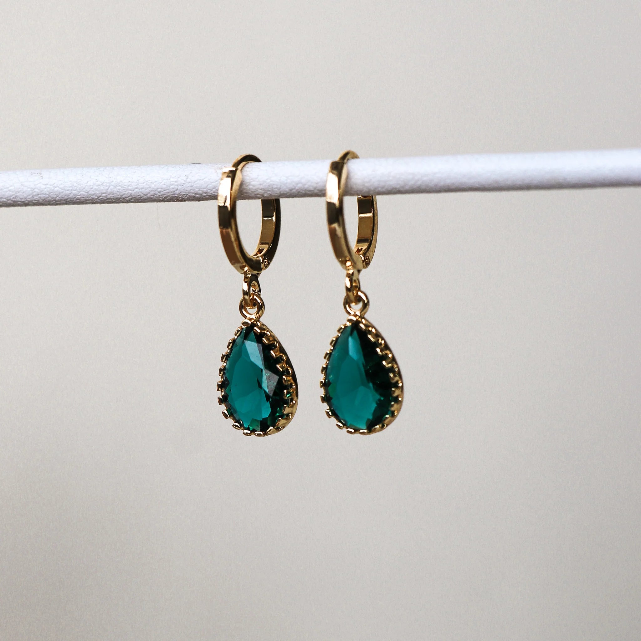 DIPO PENDANT EARRINGS - EMERALD