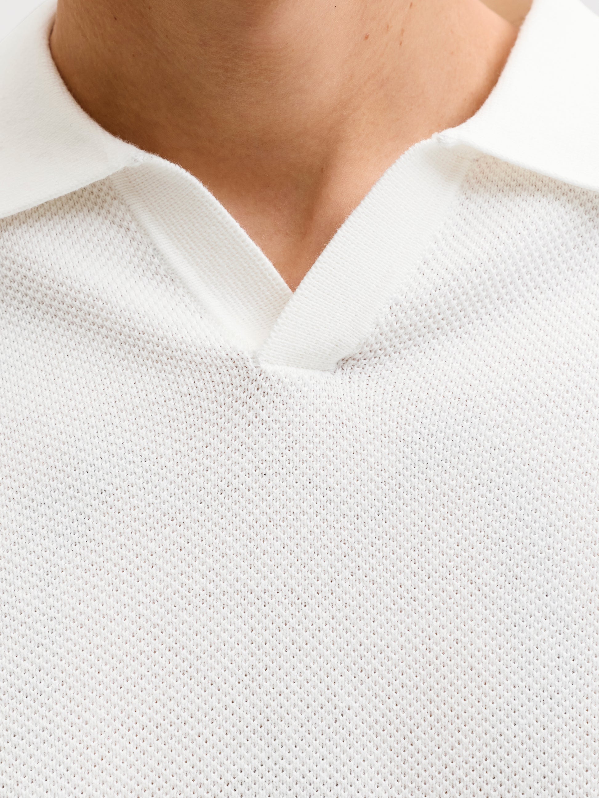 JJ HILL SPLIT NECK TEE - CLOUD DANCER