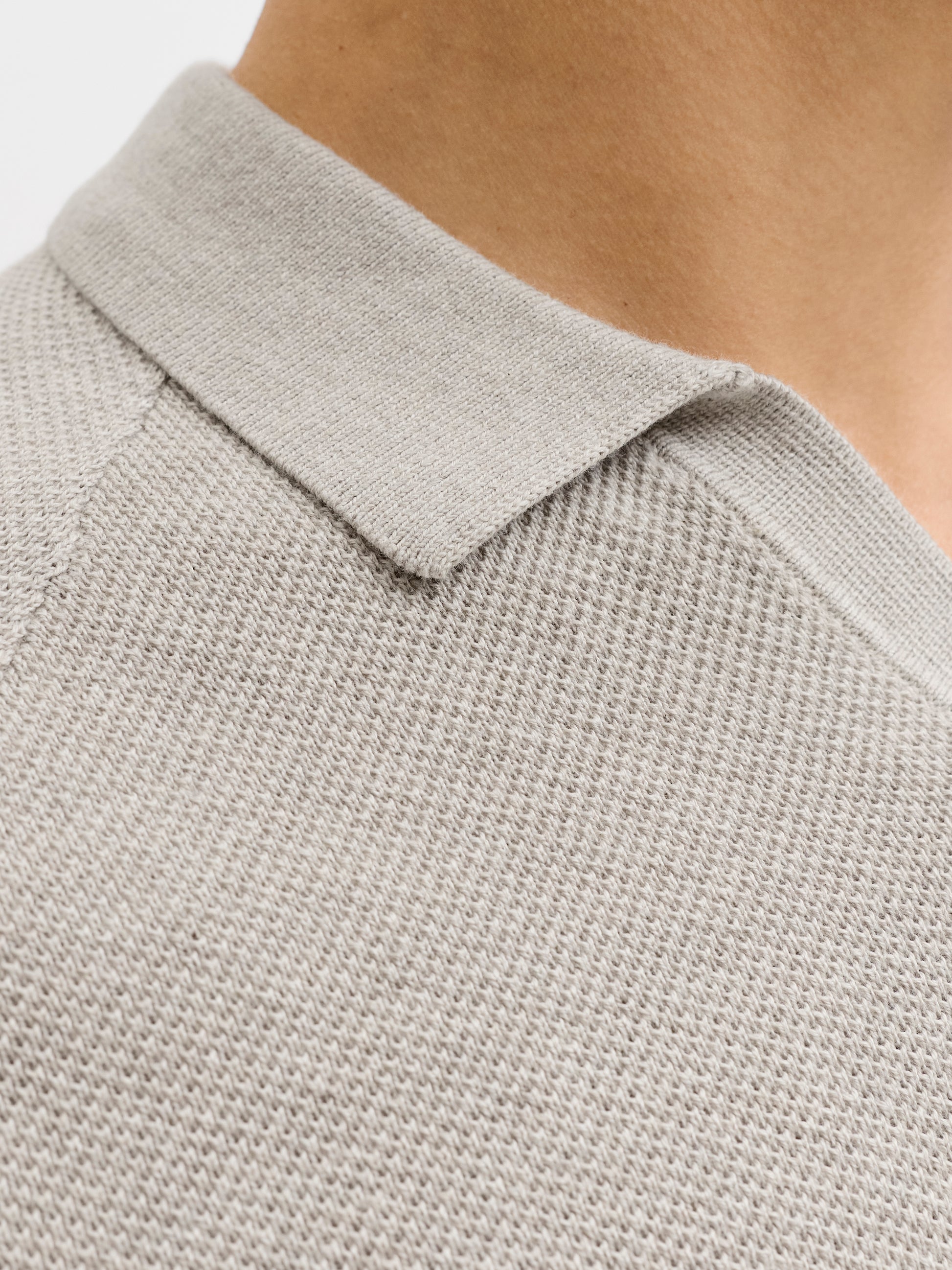 JJ HILLSPLIT NECK TEE - OATMEAL