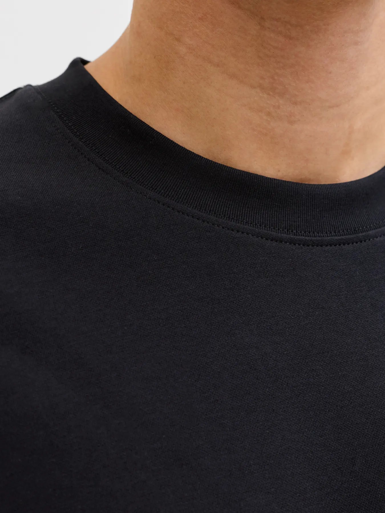JJ BARRON O NECK TEE - BLACK