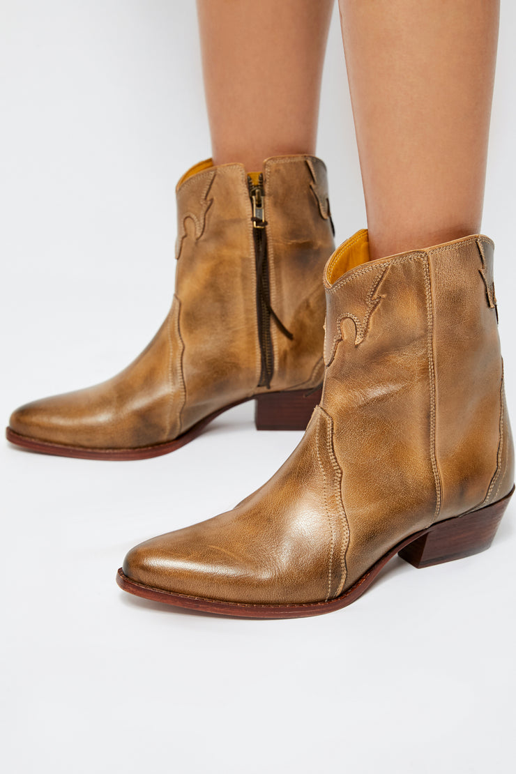FREE PEOPLE NEW FRONTIER WESTERN BOOT - DISTRESSED TAN – On Trend