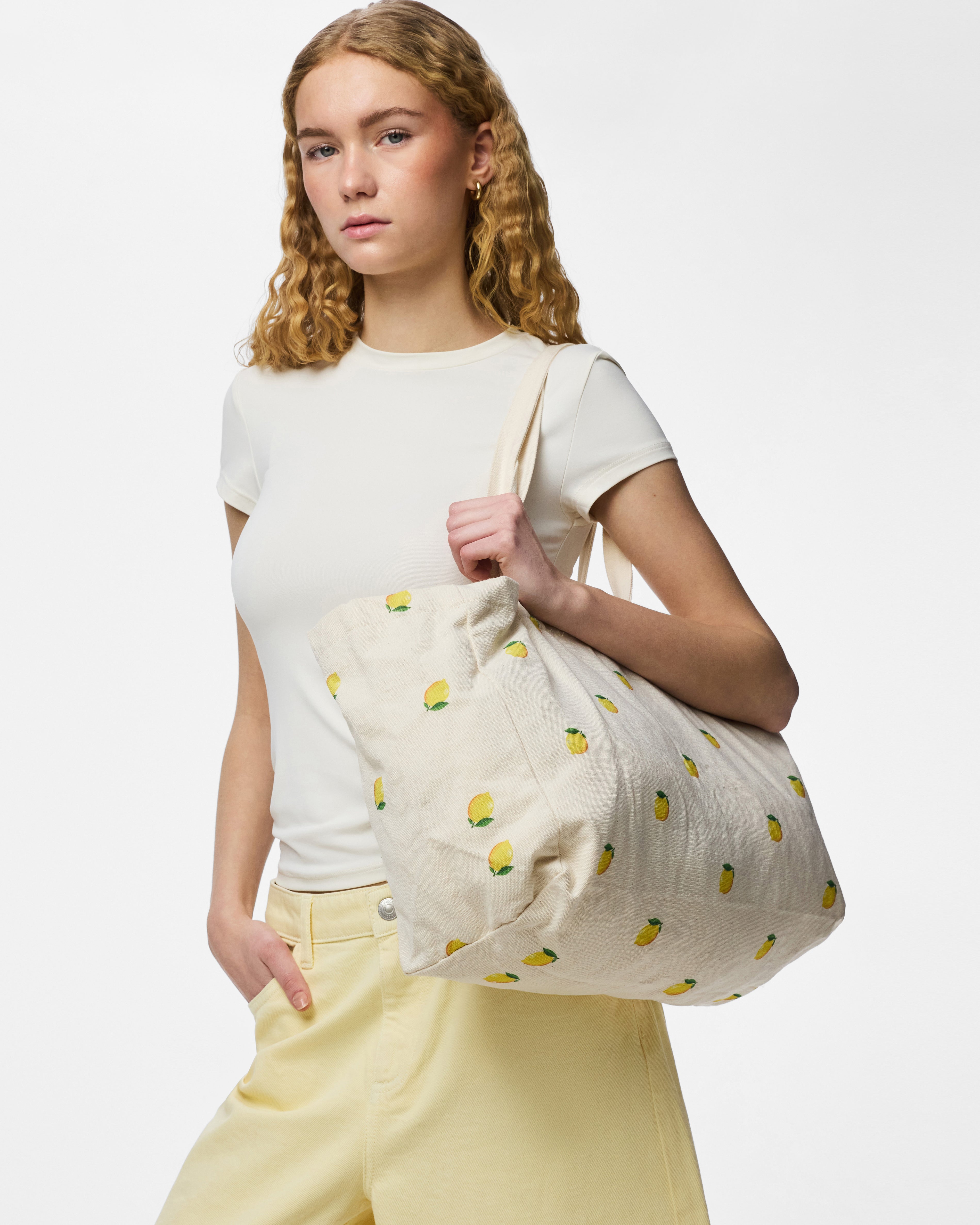 PIECES PRINTED TOTE BAG - CLOUD DANCER LEMONS