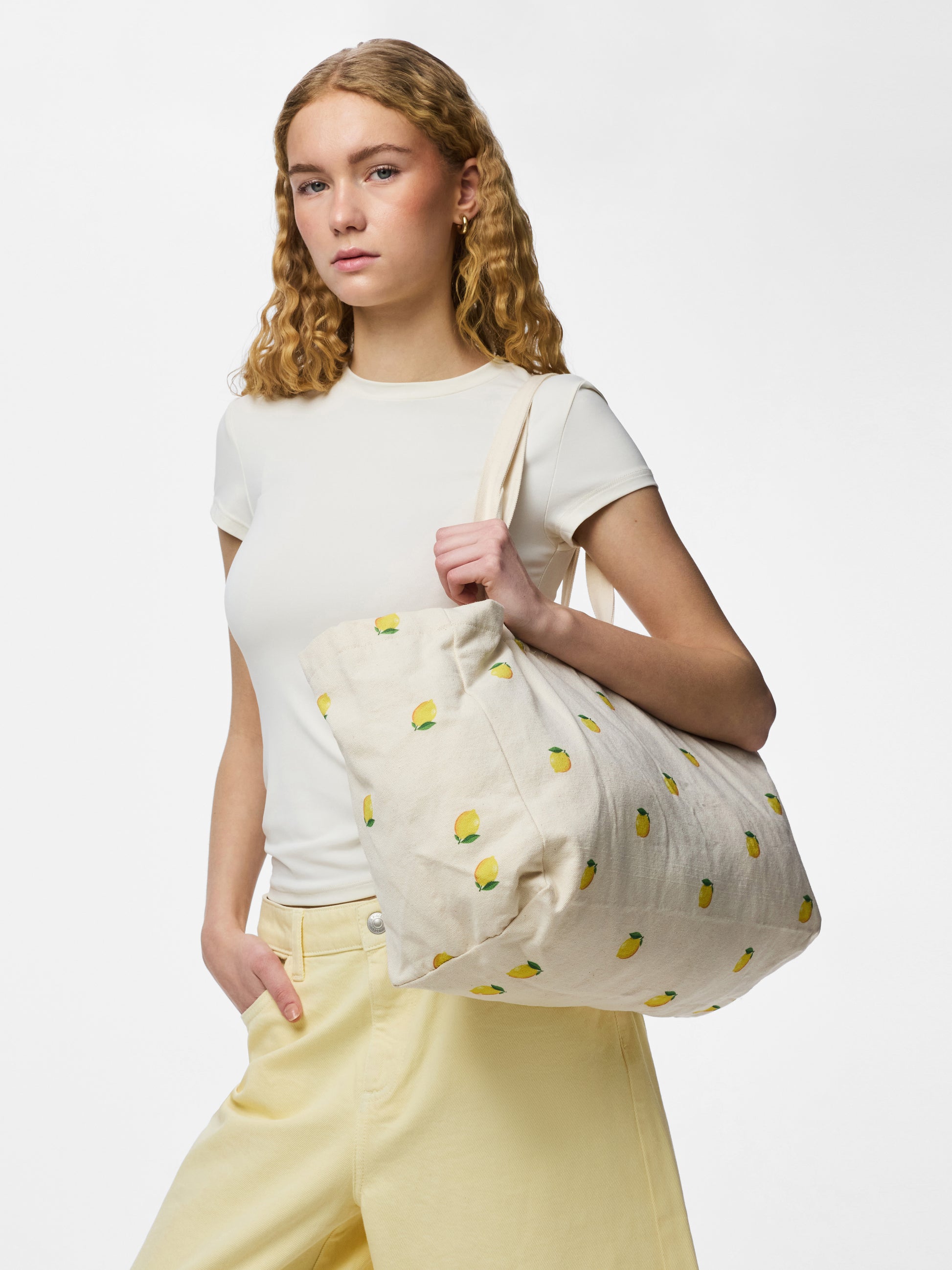 PIECES PRINTED TOTE BAG - CLOUD DANCER LEMONS