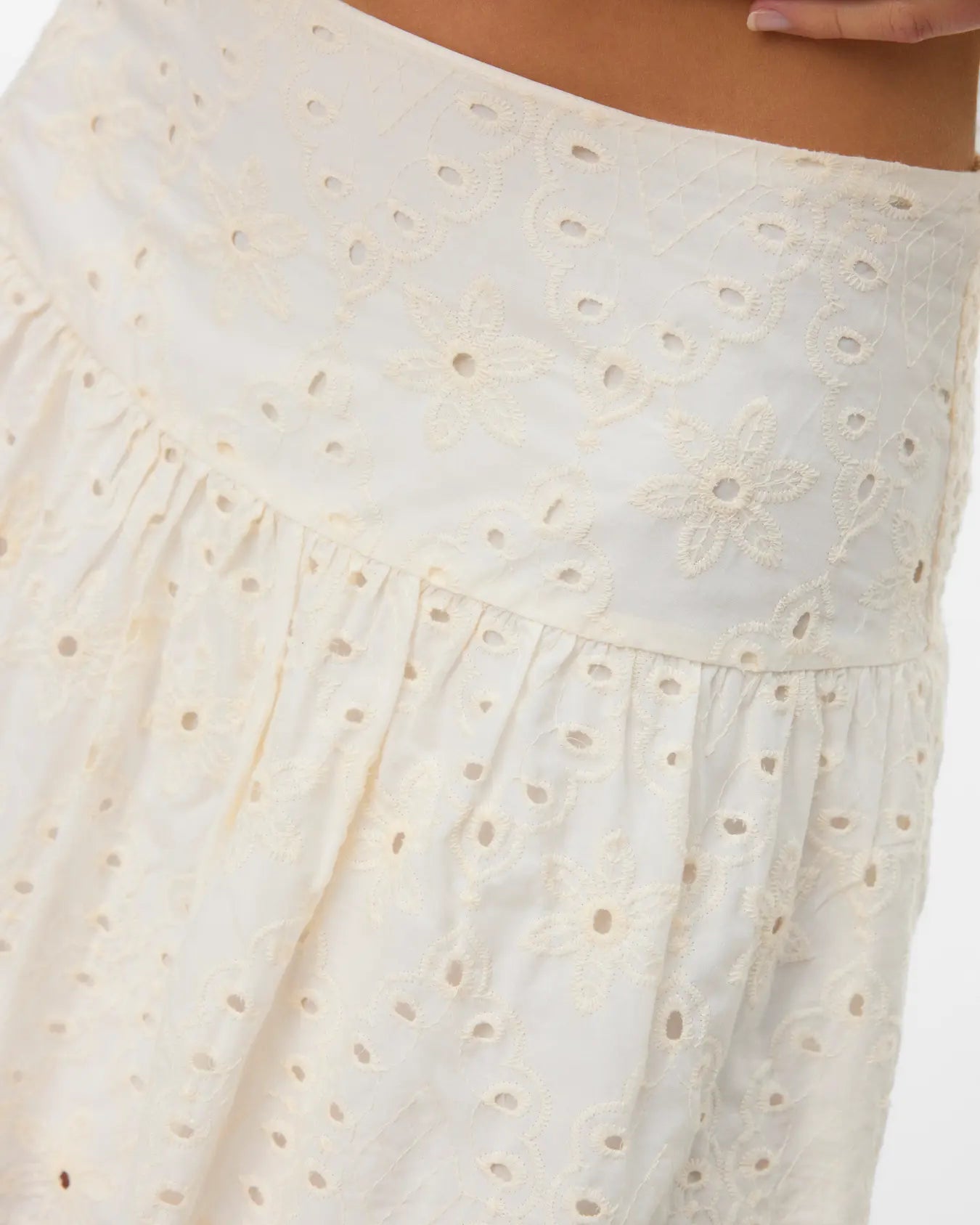 VM HAY EYELET SHORT SKIRT - SNOW WHITE