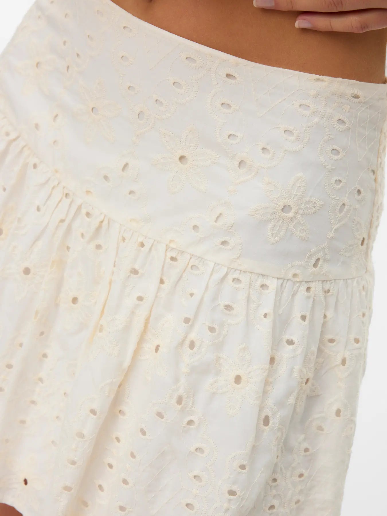 VM HAY EYELET SHORT SKIRT - SNOW WHITE