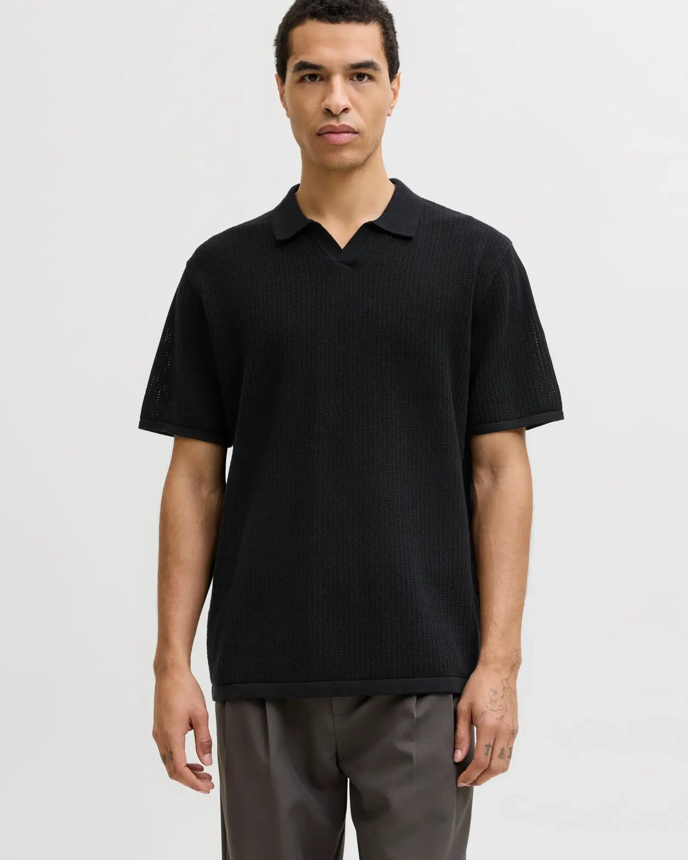 JJ JERRY SPLIT NECK TEE - BLACK