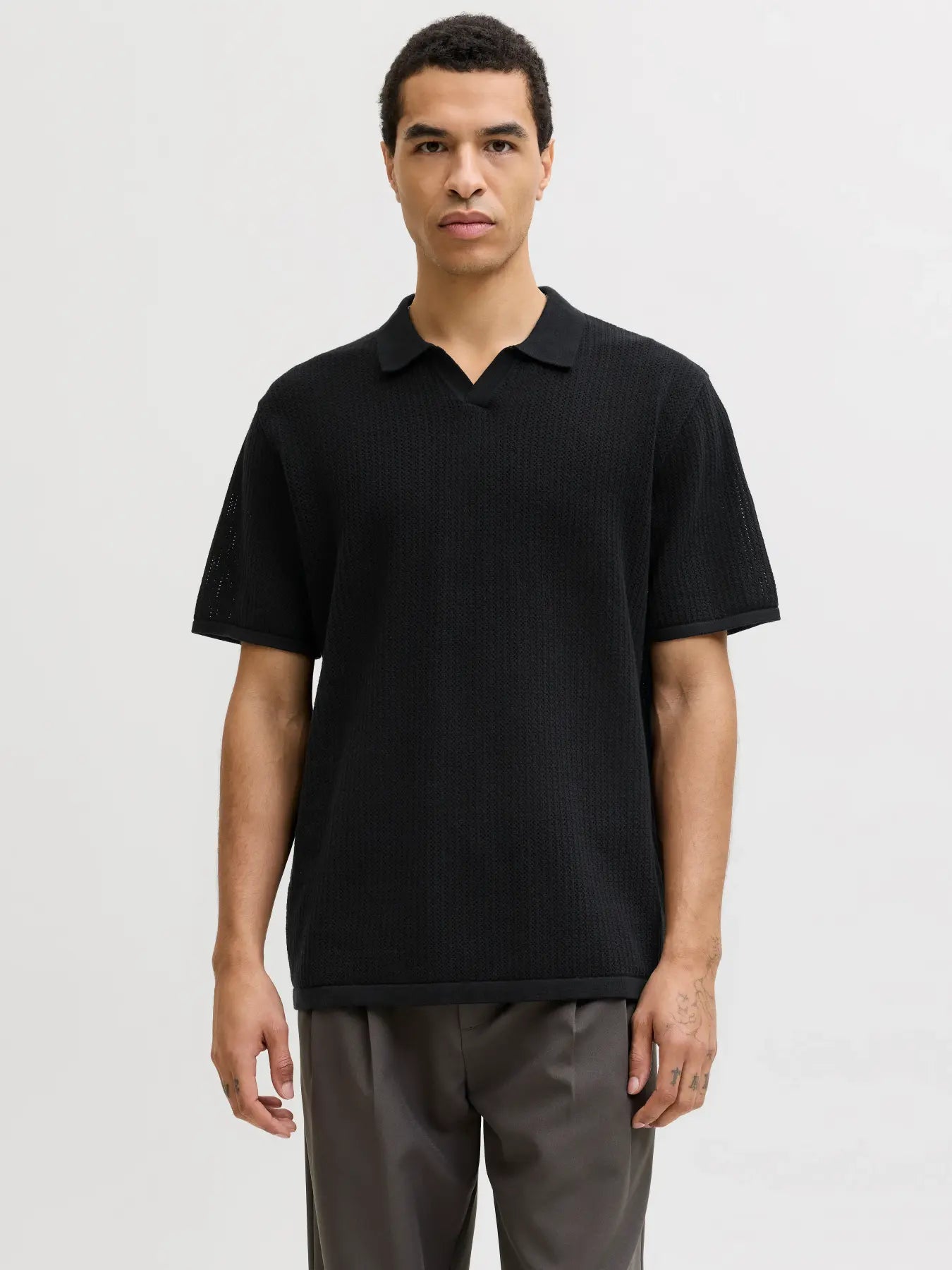 JJ JERRY SPLIT NECK TEE - BLACK