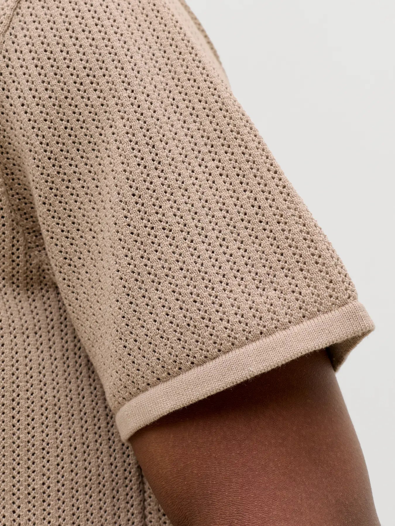 JJ JERRY SPLIT NECK TEE - STRING