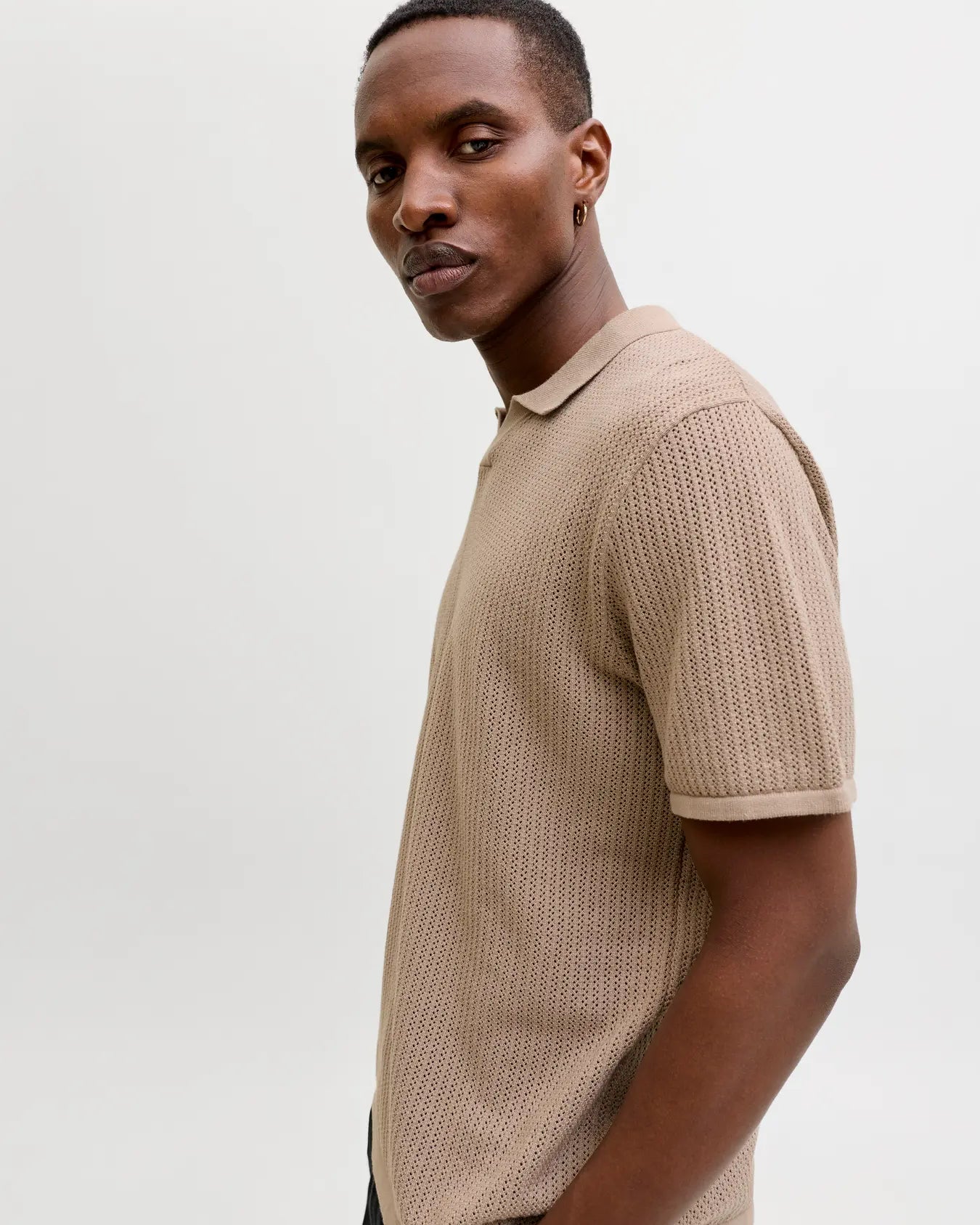 JJ JERRY SPLIT NECK TEE - STRING