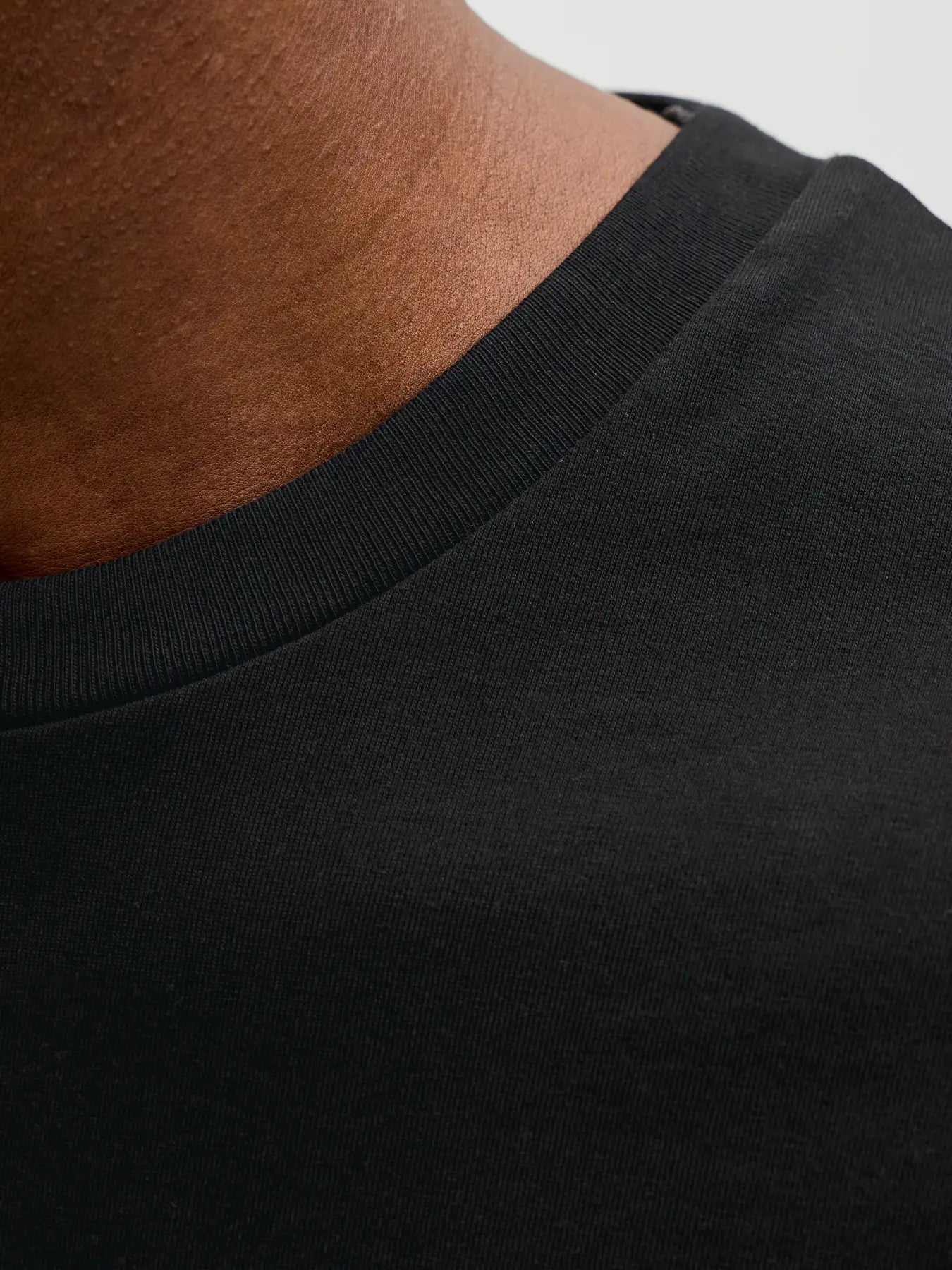 JJ GRAYSON TEE - BLACK