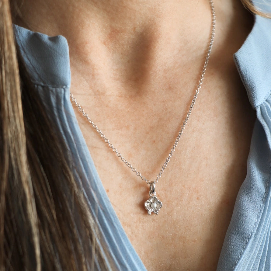 OREVA FLOWER + PEARL NECKLACE - SILVER
