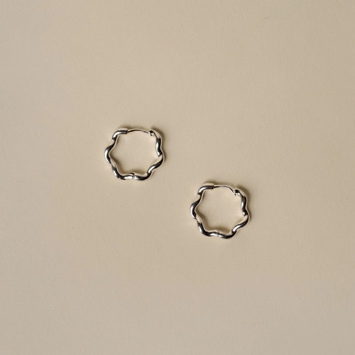 ELSIE TWIST HOOP EARRINGS - SILVER