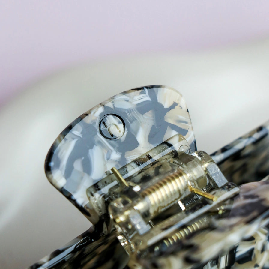 DALILA CLAW CLIP - BLACK + BEIGE