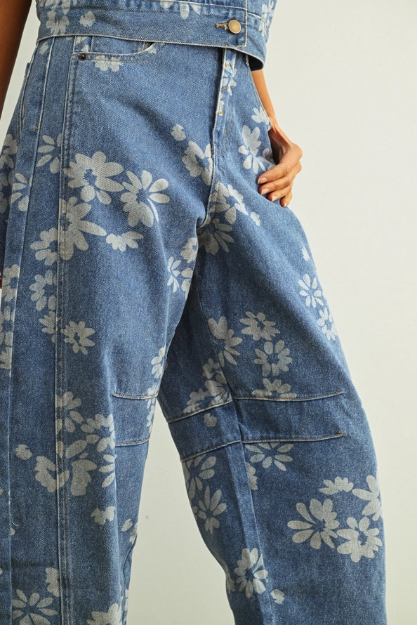 DAISY FLORAL PRINTED BARREL JEANS - MEDIUM WASH