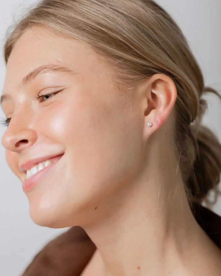 SUNNY SUNDAY PEARL STUD EARRINGS - GOLD