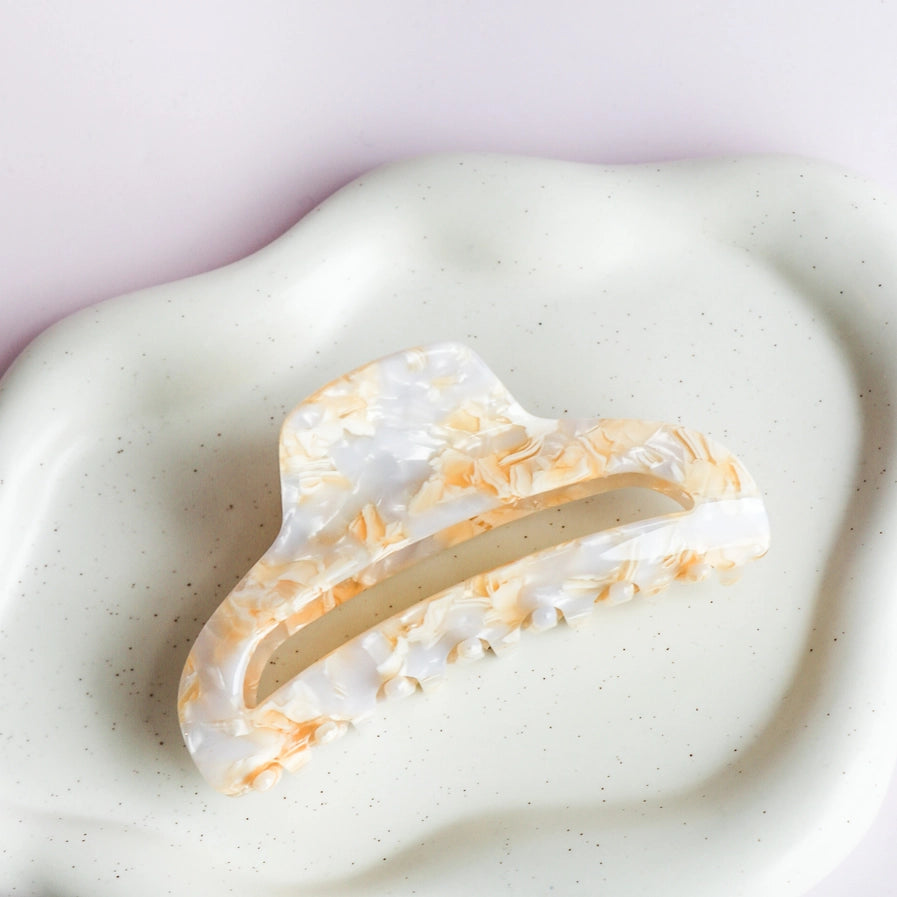 THE LYDIA CLAW CLIP - PEARLY BEIGE