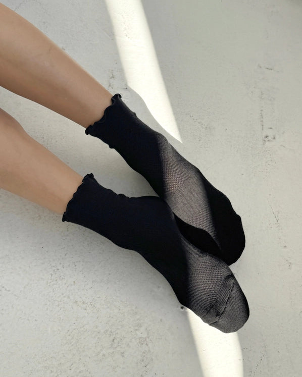LE BON SHOPPE RUFFLED HUGGER SOCKS - BLACK