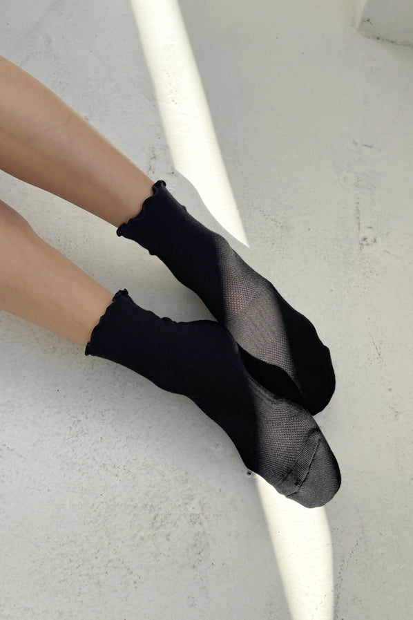 LE BON SHOPPE RUFFLED HUGGER SOCKS - BLACK
