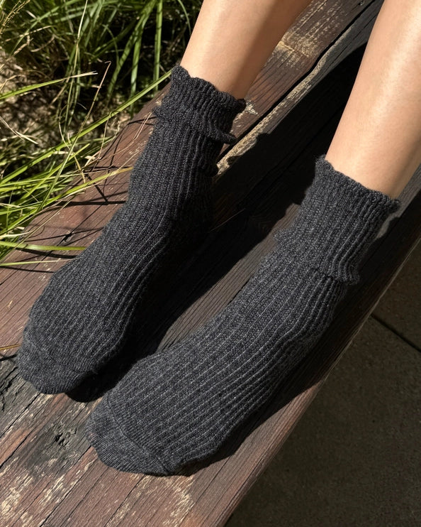LE BON SHOPPE LINEN SCALLOP SOCKS - CHARCOAL